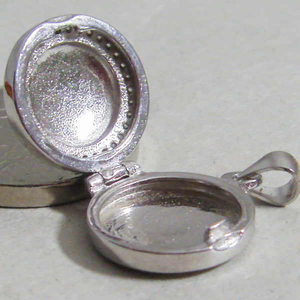 (p1103)Circular silver reliquary.